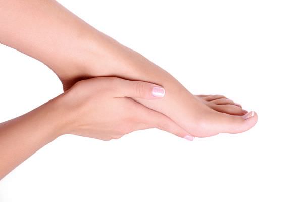 Home Remedies to Treat Cracked Heels Naturally