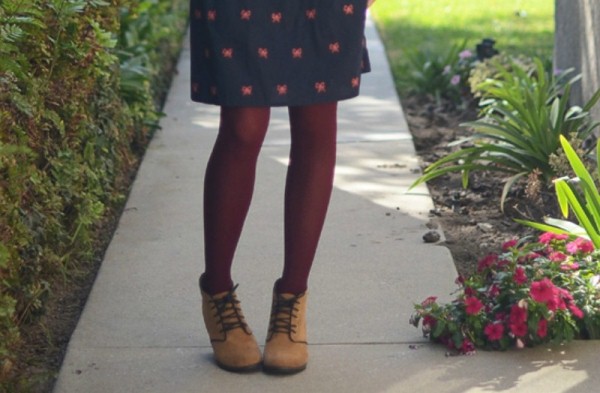 wear ankle boots with colored tights